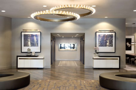 Lobby. DoubleTree by Hilton Dallas - Campbell Centre