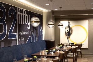 يتم تقديم الإفطار والعشاء 