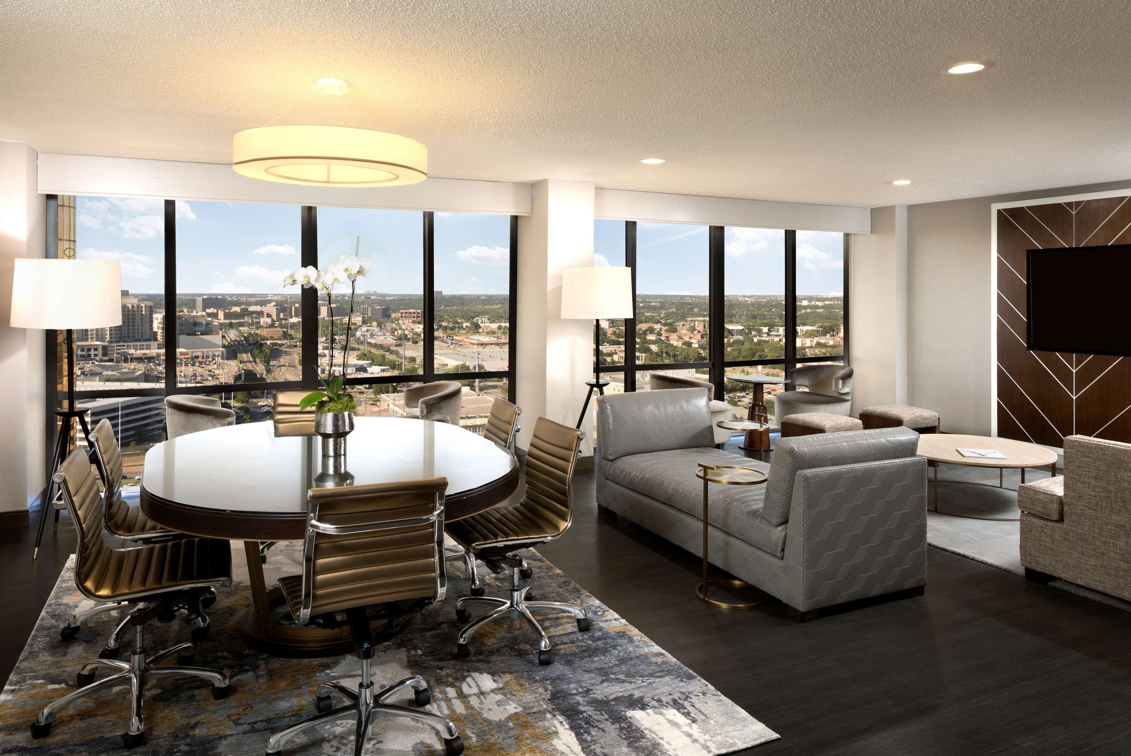 Edredón, caja de seguridad en la habitación y escritorio 