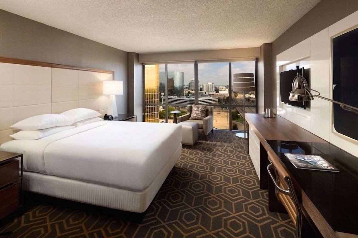 Down comforters, in-room safe, desk, blackout drapes