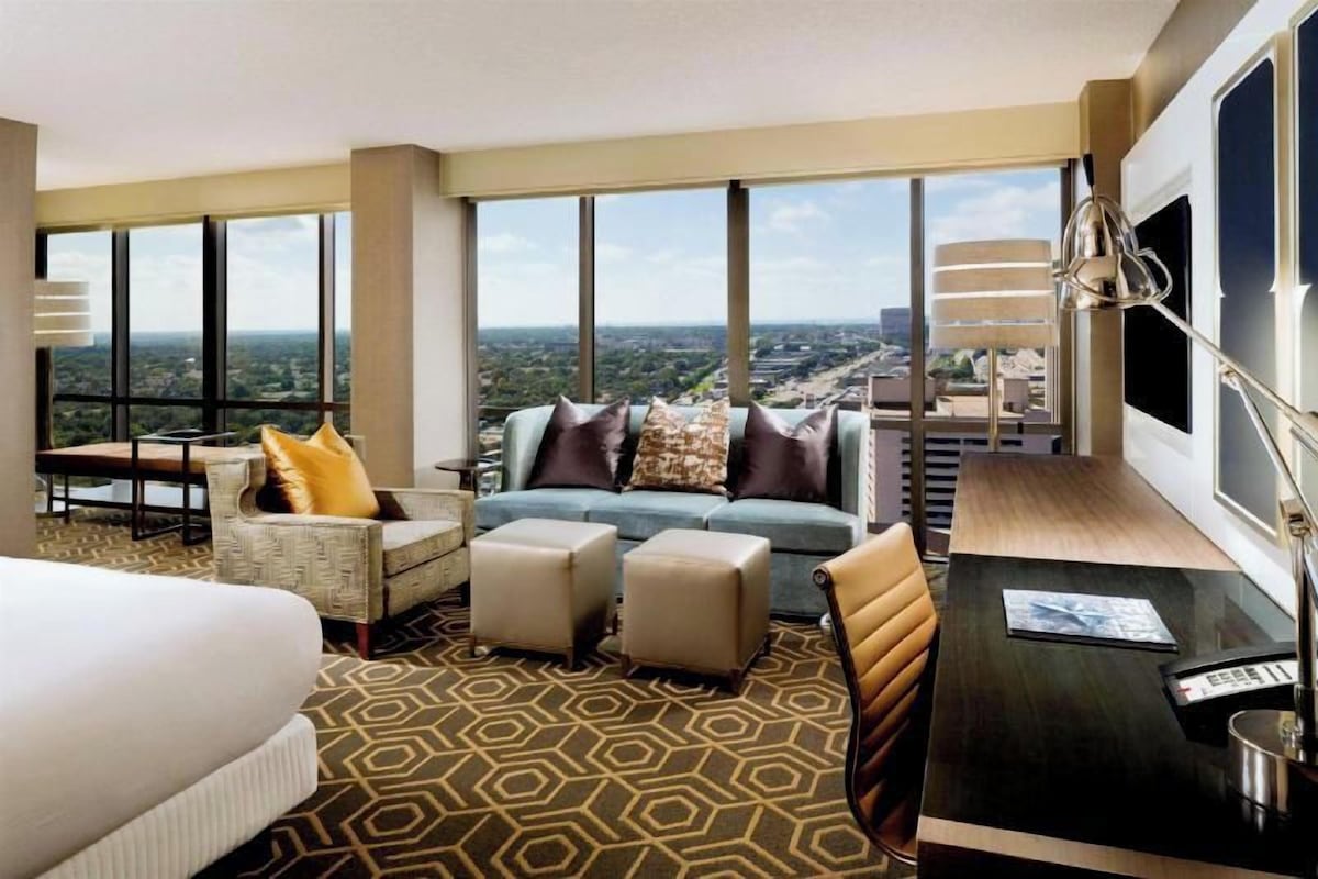 Down comforters, in-room safe, desk, blackout drapes