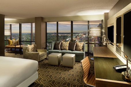 Down comforters, in-room safe, desk, blackout drapes. DoubleTree by Hilton Dallas - Campbell Centre