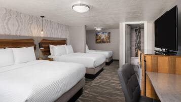 Chambre Familiale, plusieurs lits, non-fumeurs, réfrigérateur et four à micro-ondes | Bureau, espace de travail pour ordinateur portable, rideaux occultants