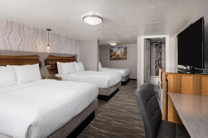 Escritorio, espacio para trabajar con laptop y cortinas blackout 