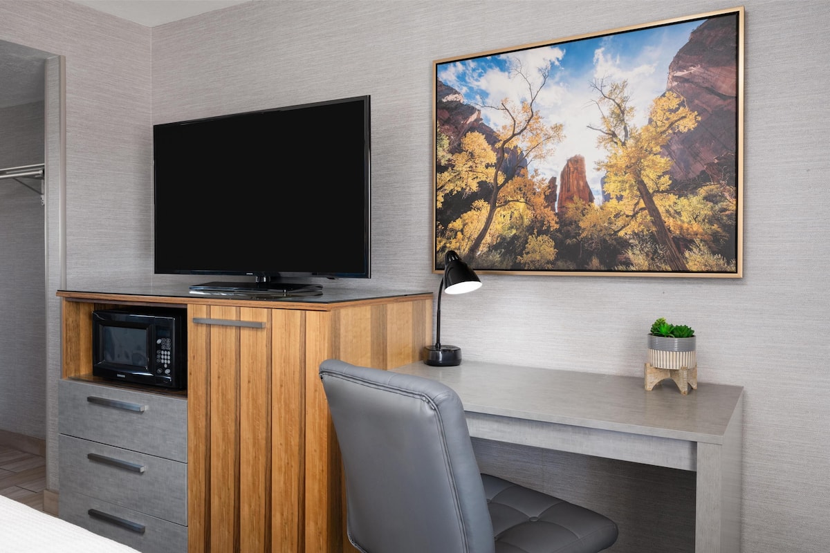 Escritorio, espacio para trabajar con laptop y cortinas blackout