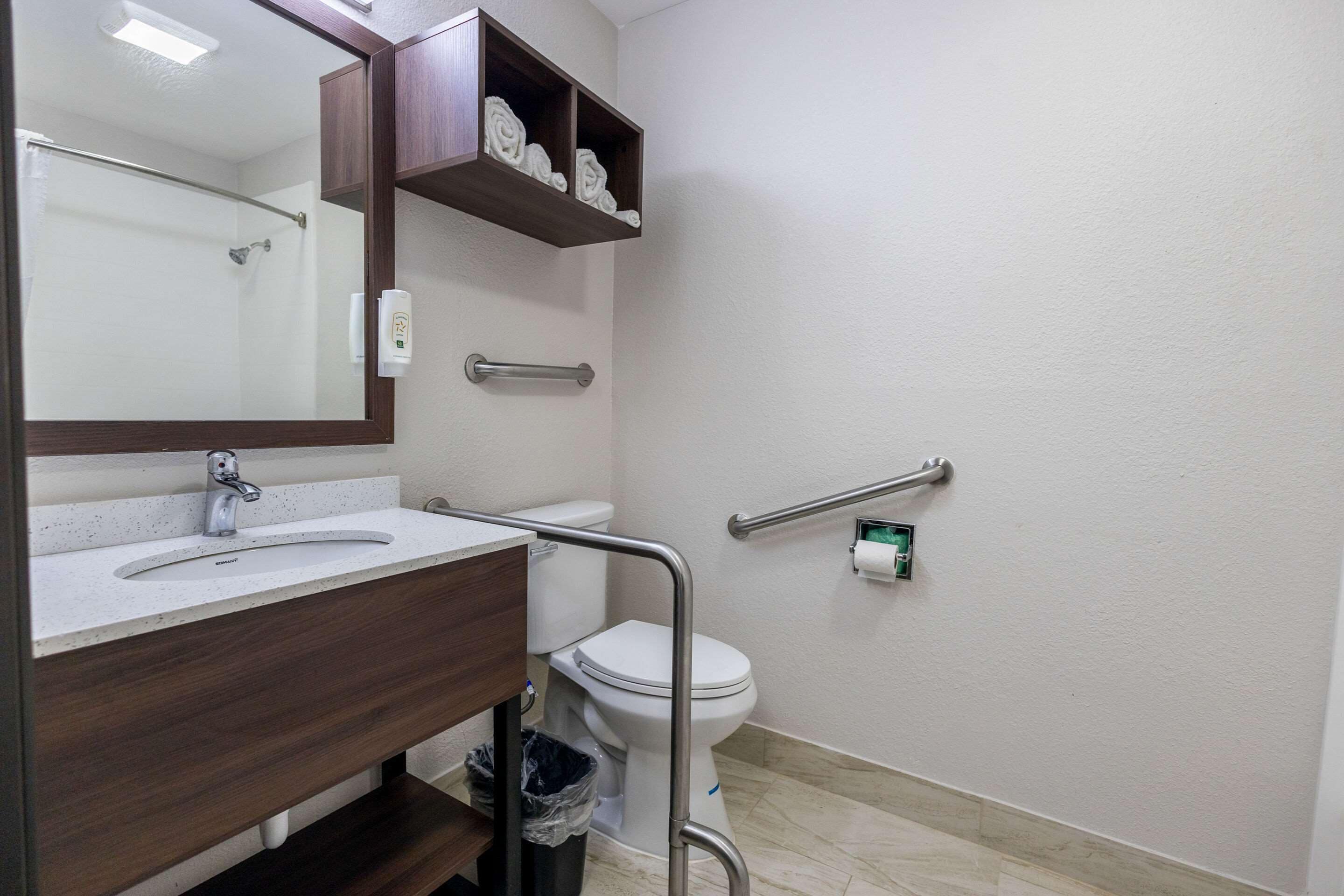 Combined shower/tub, hair dryer, towels