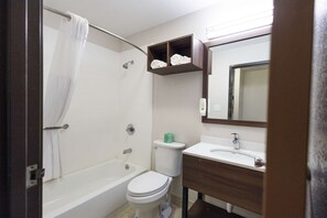Combined shower/bathtub, hair dryer, towels