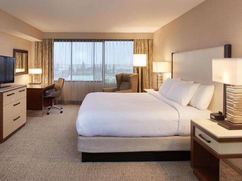 Premium bedding, in-room safe, blackout drapes, iron/ironing board