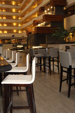 Lounge - DoubleTree by Hilton Fresno Convention Center (Fresno)