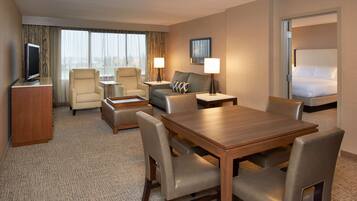 King, Suite de lujo | Área de sala de estar | Televisión de pantalla plana de 37 pulgadas con canales vía satélite