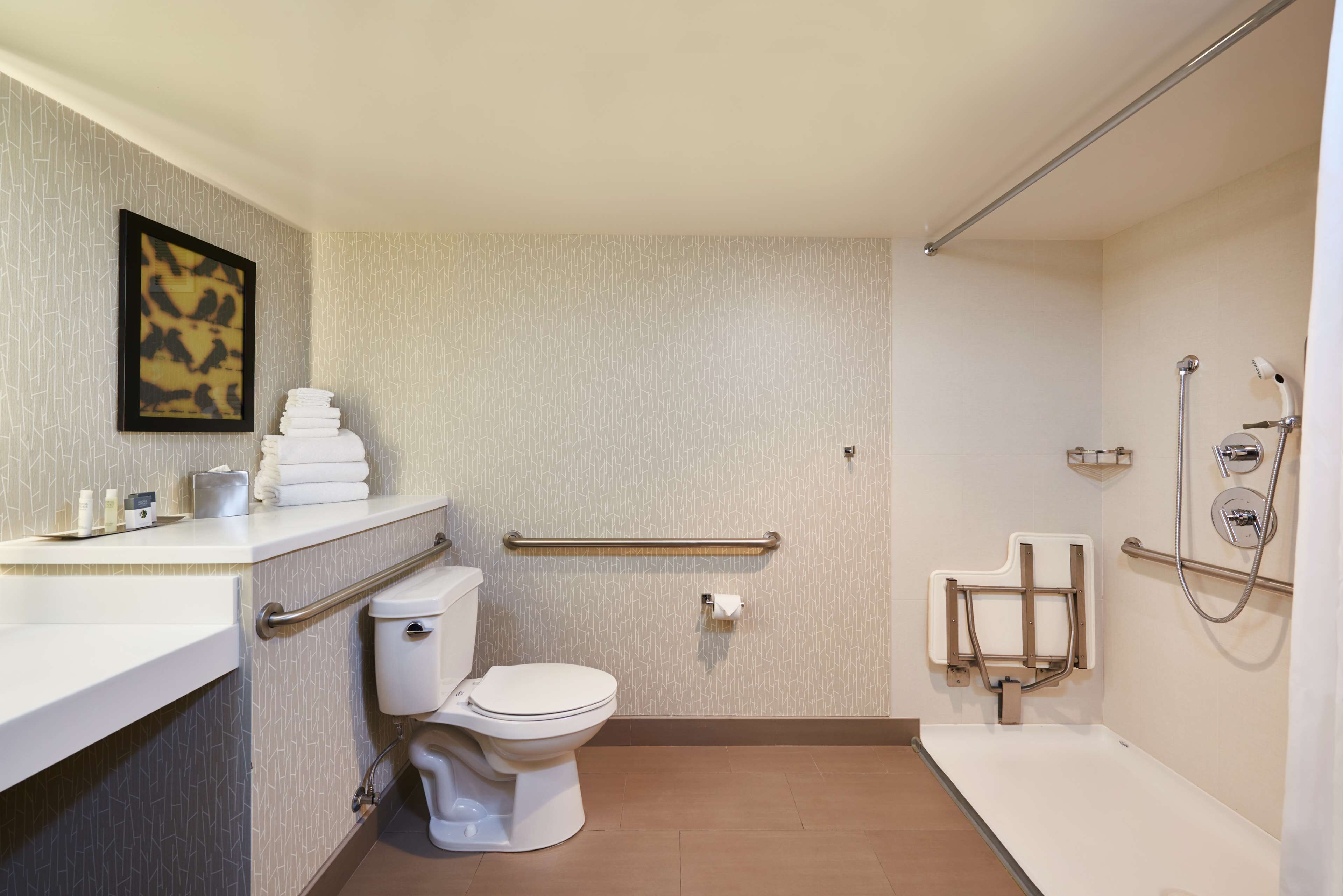 Ein modernes Badezimmer mit Toilette, Waschbecken und Dusche.