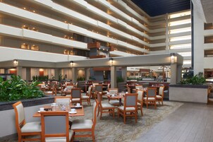 2 restaurants, breakfast served