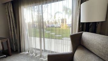 Habitación, 2 camas Queen size, con acceso para personas discapacitadas (Roll-in Shower) | Ropa de cama de alta calidad y caja de seguridad en la habitación