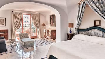 Frette Italian sheets, hypo-allergenic bedding, pillow-top beds, minibar