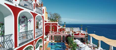 Piscina externa sazonal, espreguiçadeiras