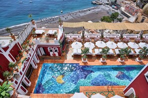 Seasonal outdoor pool, sun loungers