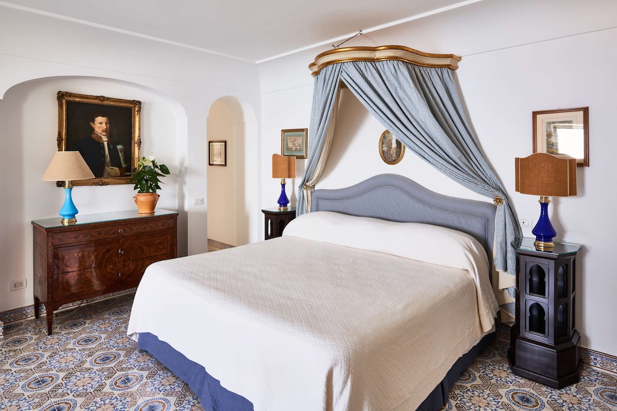 Frette Italian sheets, hypo-allergenic bedding, pillow-top beds, minibar