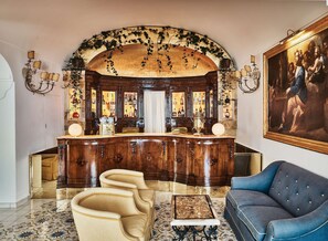 Champagne bar, alfresco dining