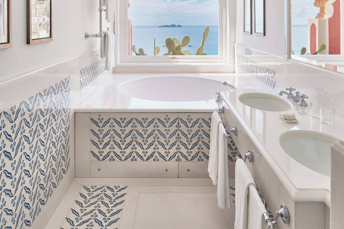 suite, 1 bedroom, sea view | bathroom | combined shower/bathtub, designer toiletries, hair dryer, bathrobes