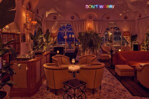 Champagne bar, alfresco dining