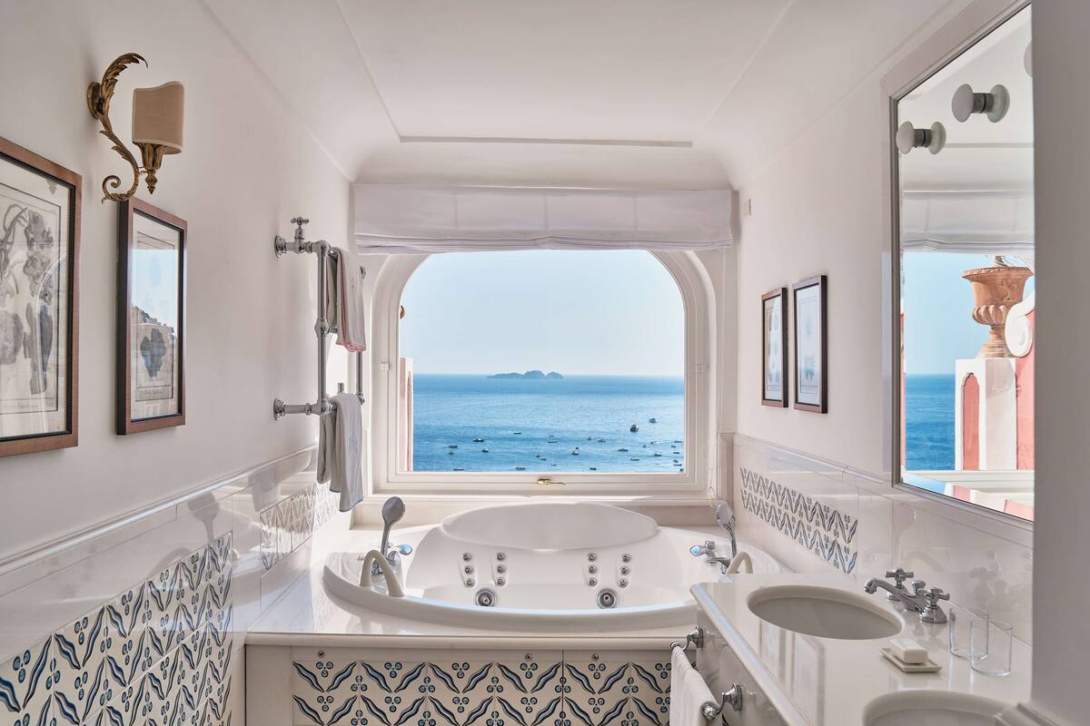 junior suite, sea view (superior) | bathroom | combined shower/bathtub, designer toiletries, hair dryer, bathrobes