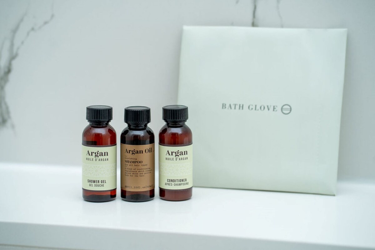 욕실 편의 시설 | 별도의 욕조 및 샤워 시설, 레인폴 샤워기, 고급 세면용품, 헤어드라이어