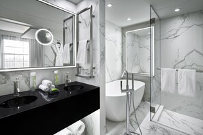 슈피리어 스위트, 킹사이즈침대 1개 (City View King Spa Suite) | 욕실 | 별도의 욕조 및 샤워 시설, 레인폴 샤워기, 고급 세면용품, 헤어드라이어