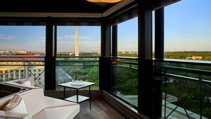 A balcony with a view of the Washington Monument, a table with glasses, and a sofa. - Hotel Washington (Washington)