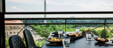 2 restaurants; lunch, dinner, and brunch served