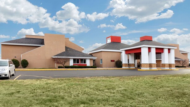 A building with a parking lot and a grassy area in front. -  Econo Lodge Wausau - Rothschild (Rothschild)