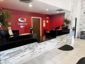Lobby -  Econo Lodge Wausau - Rothschild (Rothschild)