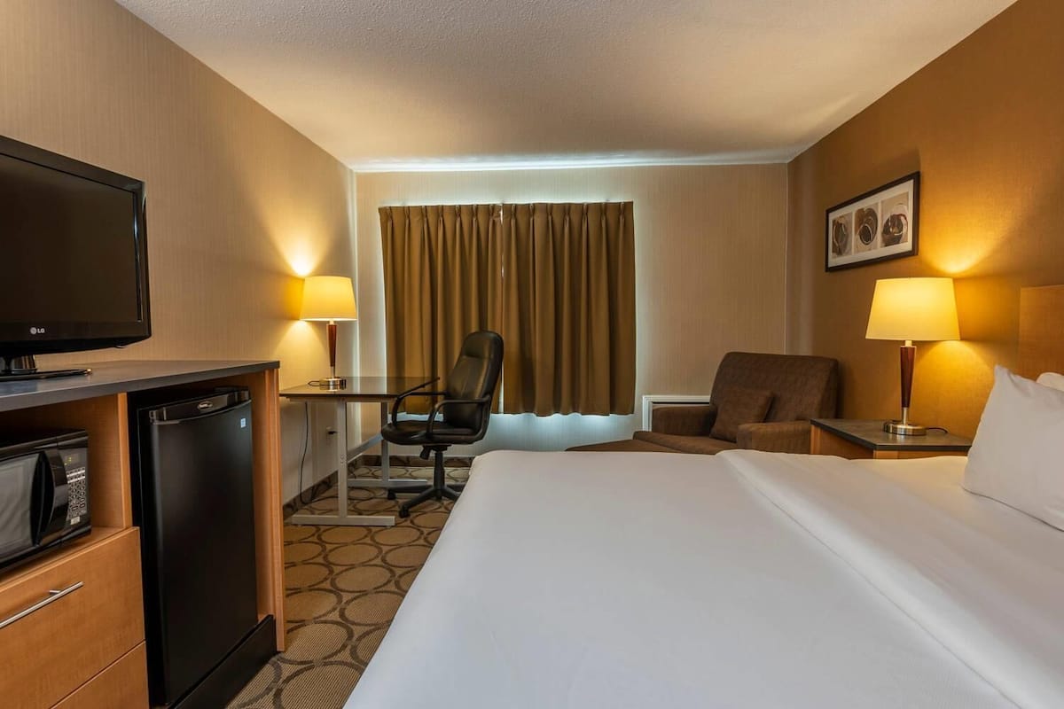 Standard Room, 1 Queen Bed, Non Smoking (Upper Floor, Stair Access Only) | Premium bedding, desk, iron/ironing board, WiFi (free)