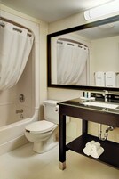 Premium bedding, desk, iron/ironing board, free WiFi