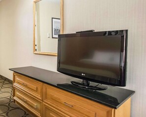 Premium bedding, desk, iron/ironing board, free WiFi