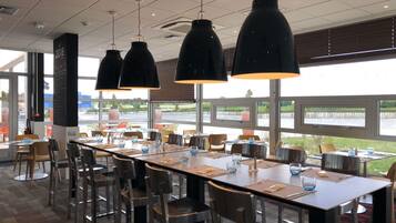 2 Restaurants; Mittagessen und Abendessen werden serviert