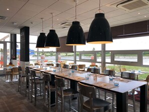 2 Restaurants; Mittagessen und Abendessen werden serviert