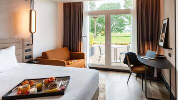 Deluxe-huone, 1 parisänky, esteetön (Golf course view) | Ylelliset vuodevaatteet, minibaari, tallelokero huoneessa, työpöytä