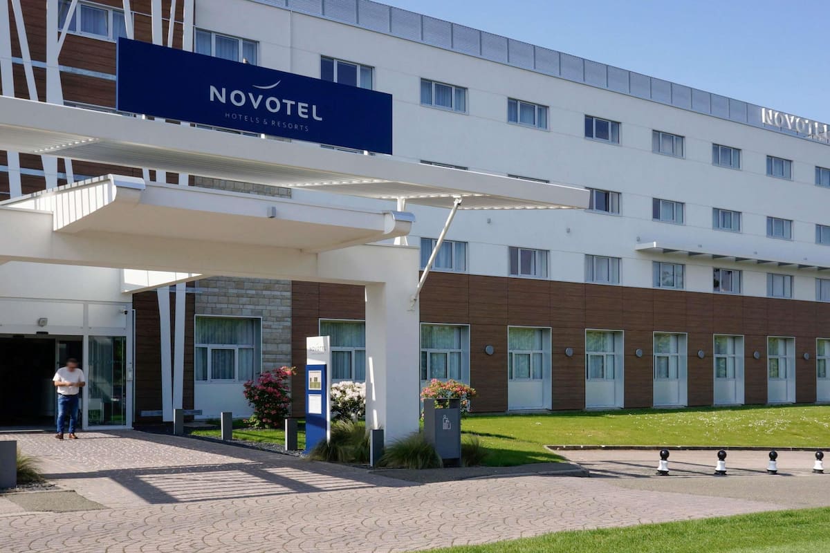 Superior-huone, 1 parisänky | Ylelliset vuodevaatteet, minibaari, tallelokero huoneessa, työpöytä