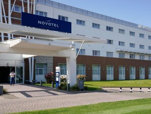 Superior Room, 1 Double Bed | Premium bedding, minibar, in-room safe, desk - Novotel Saint-Quentin en Yvelines (Magny-les-Hameaux)