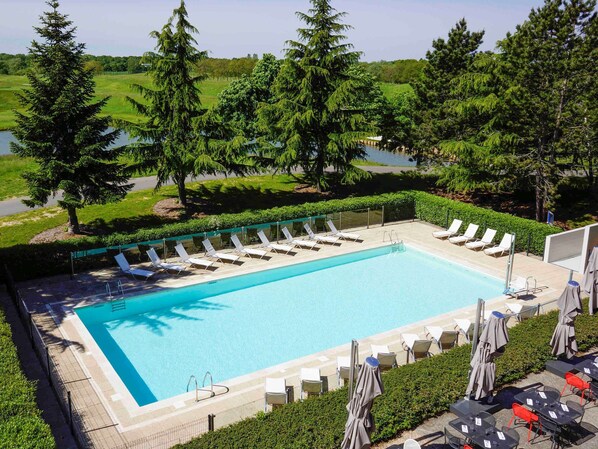 Suíte, 1 cama Queen e sofá-cama | Piscina externa | Piscina externa sazonal, espreguiçadeiras