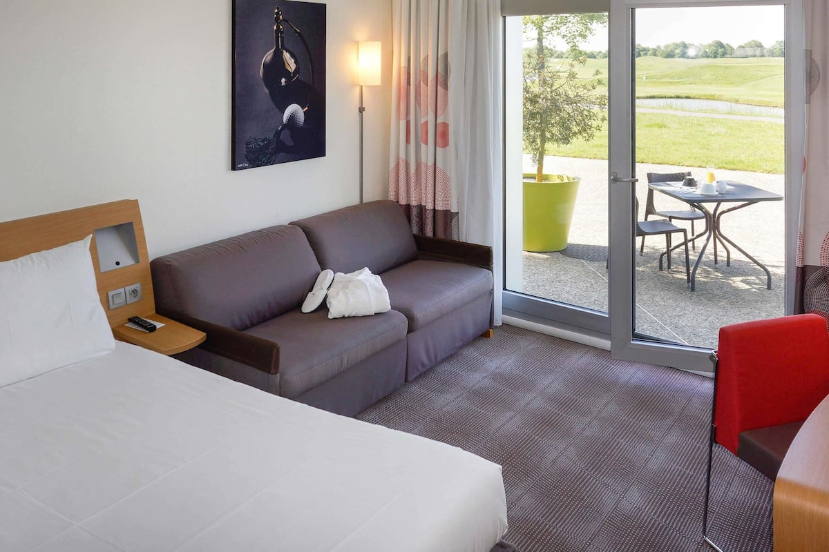 Deluxe Room, 1 Double Bed, Accessible (Golf course view) | Premium bedding, minibar, in-room safe, desk