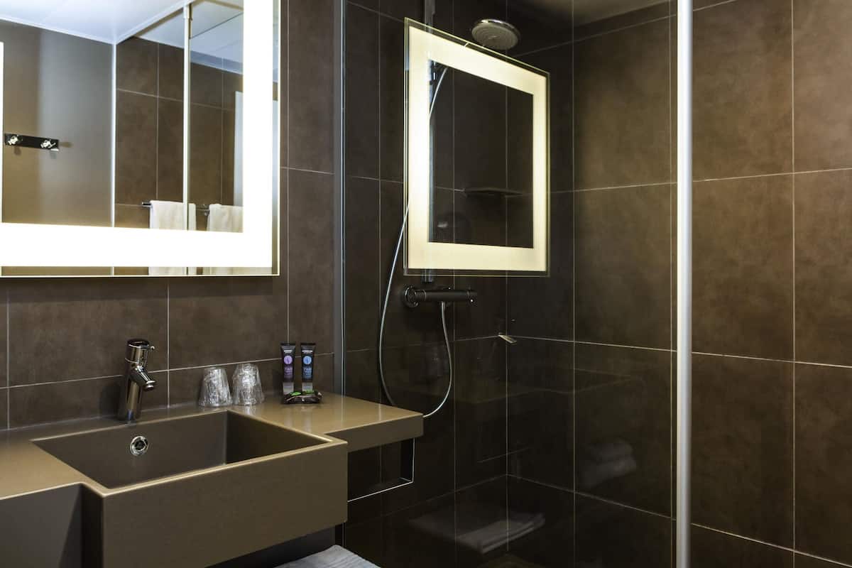 Suite, 1 grand lit et 1 canapé-lit | Literie de qualité supérieure, minibar, coffres-forts dans les chambres