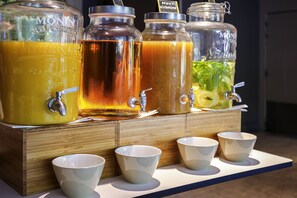 Café da manhã com buffet todos os dias (EUR 19.5 por pessoa)