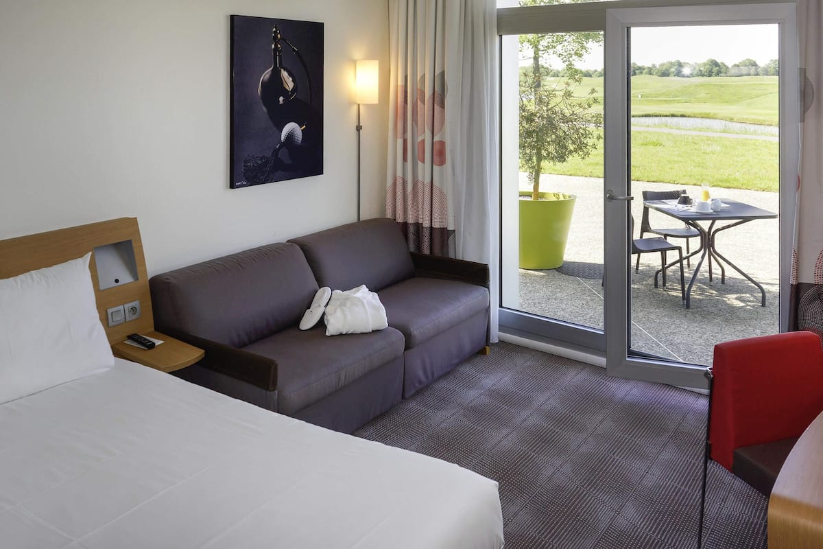 deluxe room, 1 double bed, accessible (golf course view) | premium bedding, minibar, in-room safe, desk