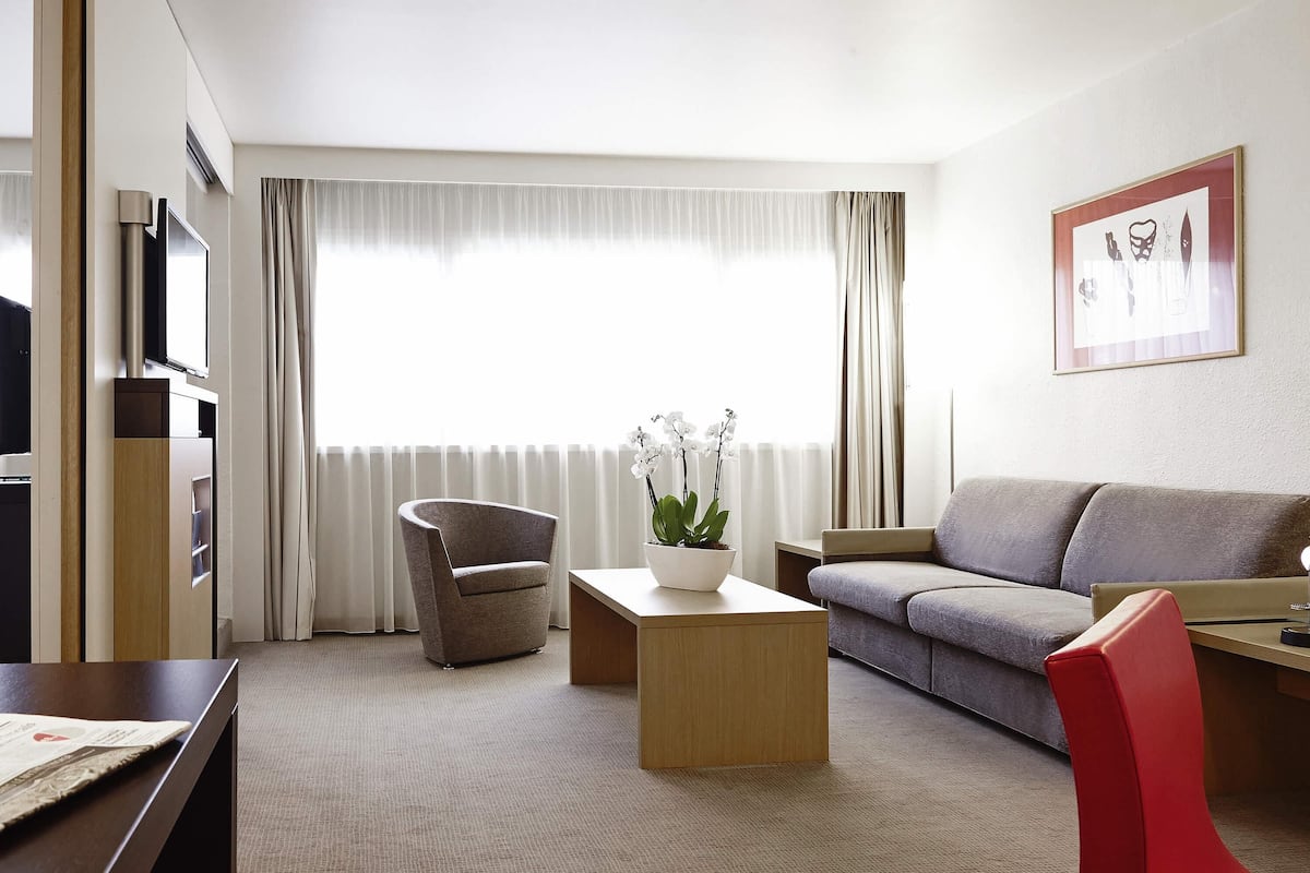 Suite, 1 queensize bed met slaapbank | Luxe beddengoed, een minibar, een kluis op de kamer, een bureau