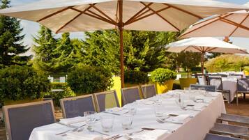 Sengetøy av topp kvalitet, minibar, safe på rommet og skrivebord