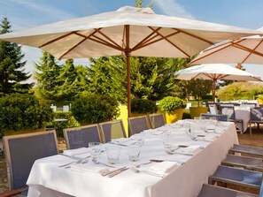 Luxe beddengoed, een minibar, een kluis op de kamer, een bureau