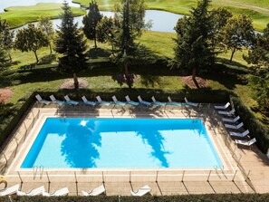 Piscina externa sazonal, espreguiçadeiras
