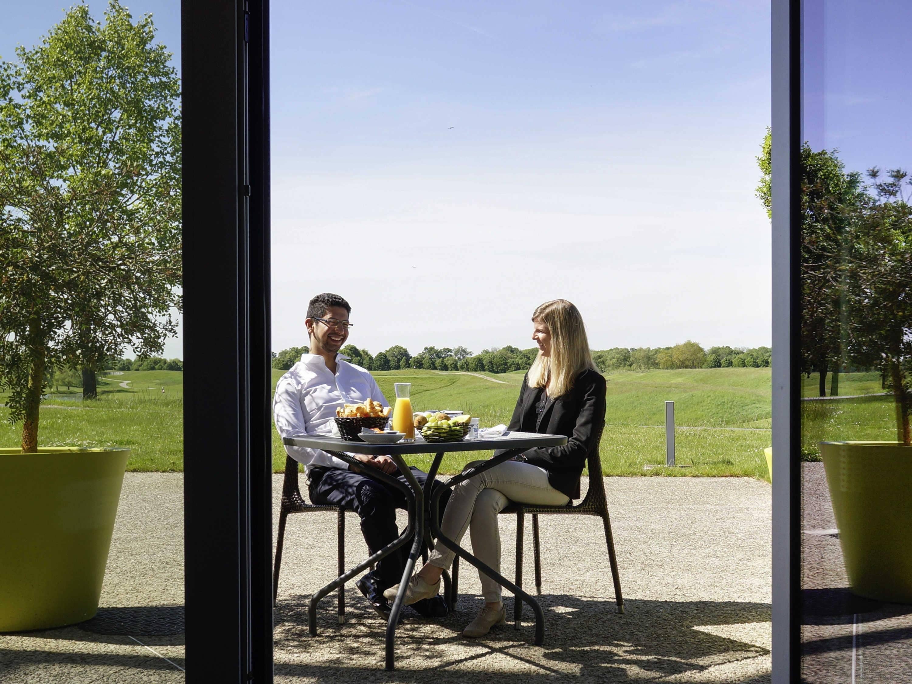 เครื่องนอนระดับพรีเมียม, มินิบาร์, ตู้นิรภัยในห้องพัก, โต๊ะทำ  งาน