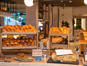 Daily buffet breakfast for a fee - Novotel Saint-Quentin en Yvelines (Magny-les-Hameaux)